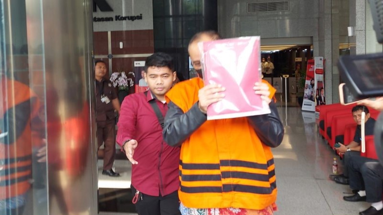 Mantan pejabat DJP Kementerian Keuangan Rafael Alun Trisambodo (rompi oranye) dikawal petugas menuju rutan KPK usai dilimpahkan dari Tim Penyidik KPK ke Tim Jaksa KPK di Gedung Merah Putih KPK, Jakarta, Senin (31/7/2023). ANTARA/Fianda Sjofjan Rassat