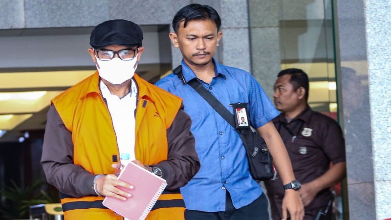 Hakim Agung nonaktif Gazalba Saleh (kiri) berjalan menuju mobil tahanan usai menjalani sidang di Gedung Merah Putih KPK, Jakarta, Selasa (1/8/2023). (ANTARA FOTO/Asprilla Dwi Adha/foc)