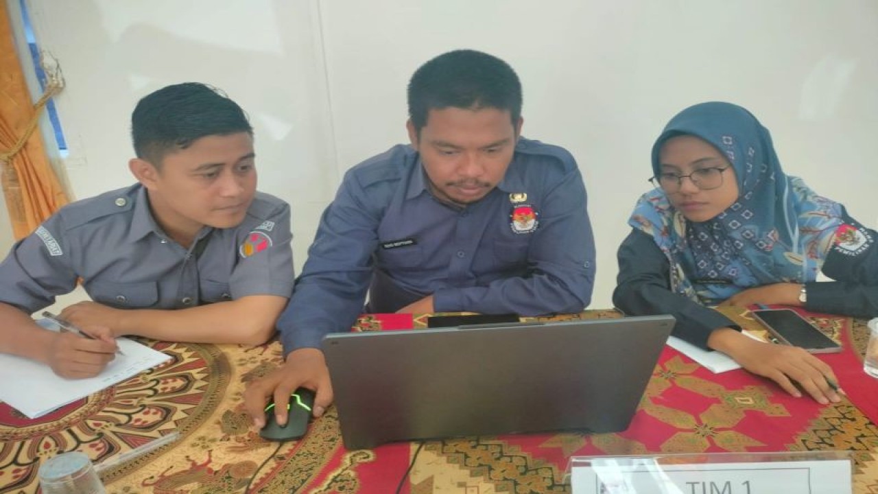 Tim KPU Agam sedang melakukan verifikasi administrasi dokumen persyaratan bakal calon anggota DPRD kabupaten setempat untuk Pemilu 2024, Jumat (4/8/2023). Antara/ HO-KPU Agam.