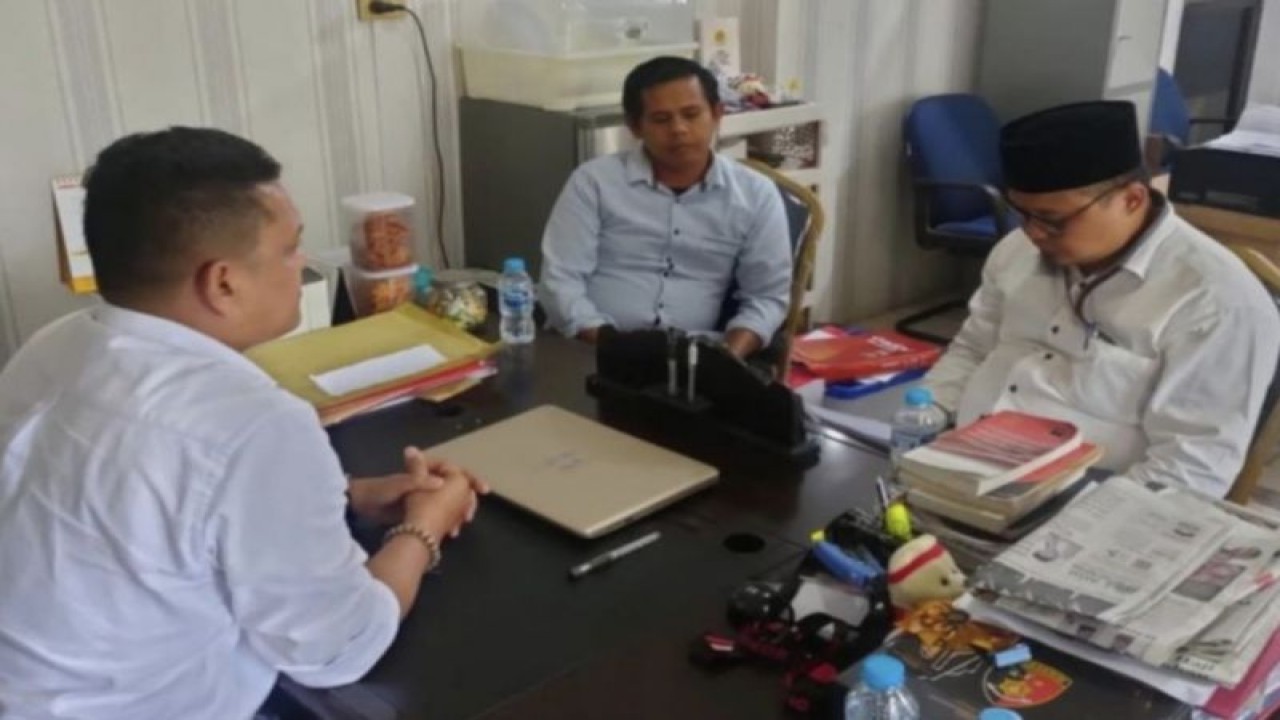 Mantan Ketua KPU Bengkalis Fadillah Al Mausuly (pakai peci) didampingi penasehat hukumnya, akhirnya ditahan oleh terkait dugaan korupsi dana hibah pemilihan Bupati dan Wakil Bupati 2020 sebesar Rp40 miliar dan hasil audit ditemukan kerugian negara Rp4,5 miliar. (ANTARA/Alfisnardo)