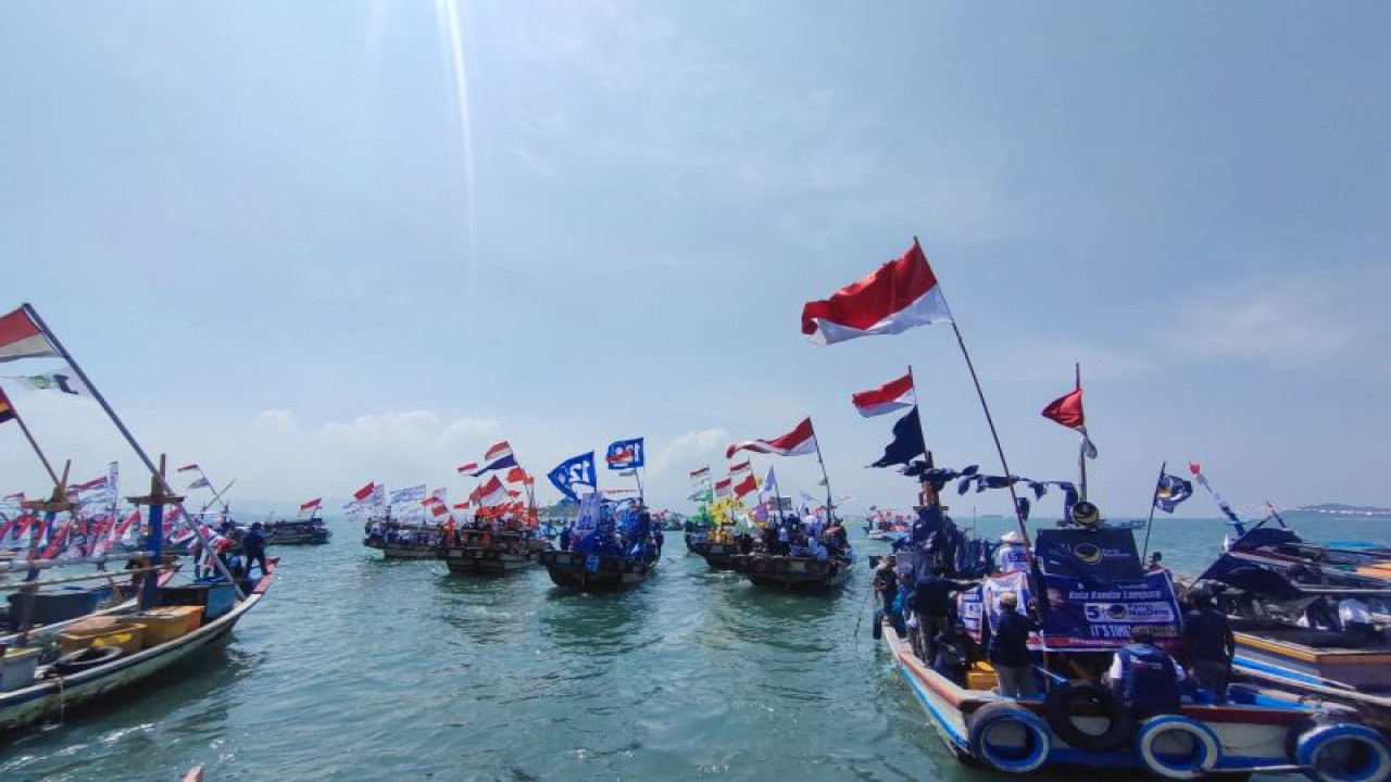 Kirab Pemilu 2024 dengan perahu demokrasi yang digelar oleh KPU Bandarlampung di wilayah pesisir kota setempat. Bandarlampung, Kamis, (31/8/2023). (ANTARA/Dian Hadiyatna)