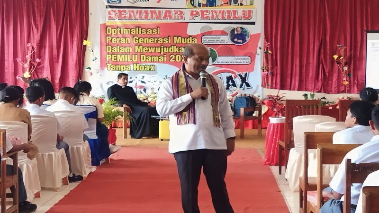 Anggota KPU NTT Yosafat Koli saat menyampaikan materi dalam Seminar Pemilu di SMA Swasta Seminari Santo Rafael Oepoi Kupang, Nusa Tenggara Timur, Senin (14/8/2023). (ANTARA/Fransiska Mariana Nuka)