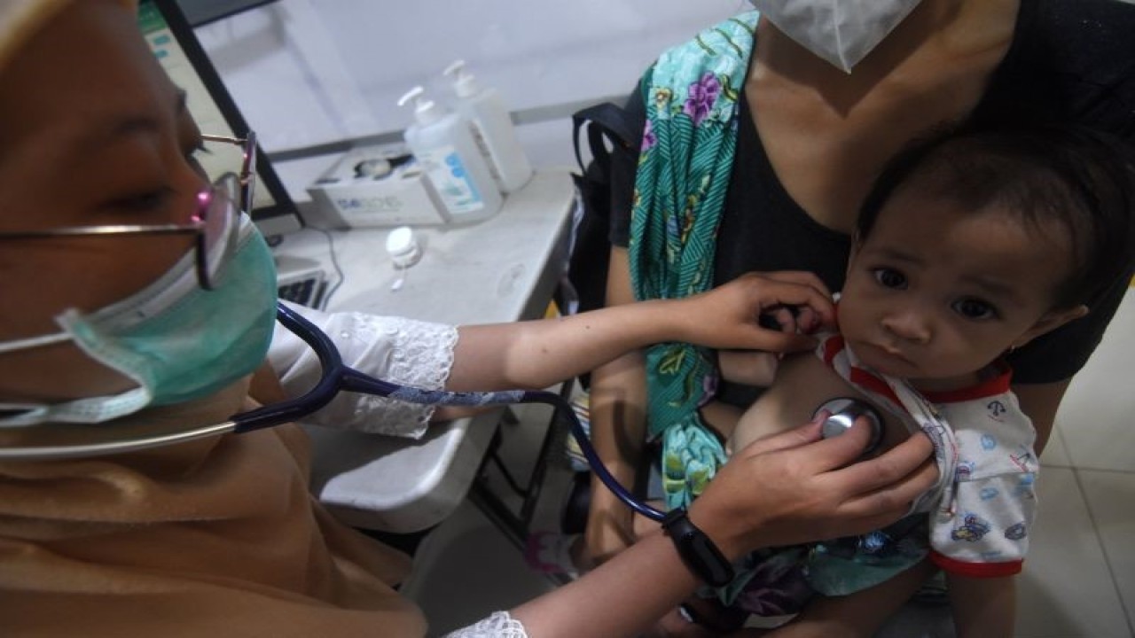 Dokter melakukan pemeriksaan kesehatan terhadap pasien bergejala Infeksi Saluran Pernapasan Akut (ISPA) di Puskesmas Kecamatan Mampang Prapatan, Jakarta Selatan, Jumat (11/8/2023). ANTARA FOTO/Indrianto Eko Suwarso/foc.