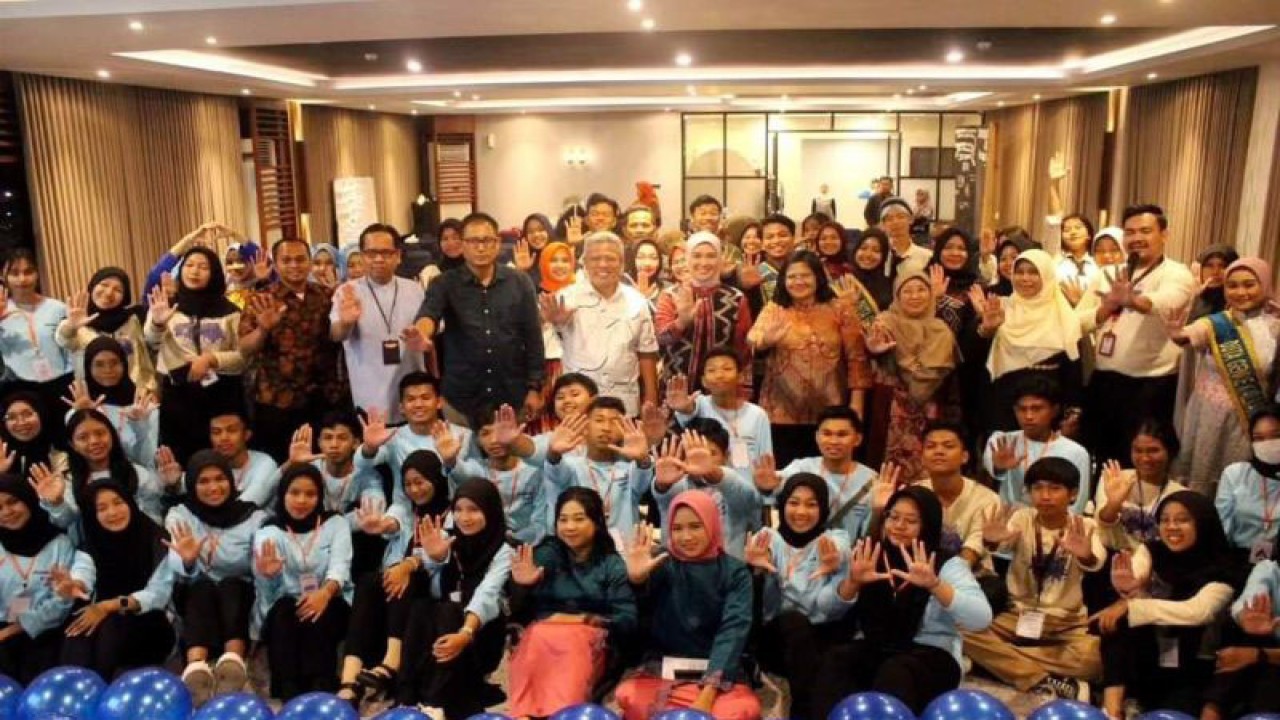 Bupati Kubu Raya Muda Mahendarawan didampingi Bunda Genre Kubu Raya, Rosalina menghadiri acara Jambore Genre Kubu Raya Tahun 2023 di Hotel Alimoer Kubu Raya, mengusung tema "Membangun Visi dan Pandangan Jauh untuk Generasi Muda" pada Senin (7/8/2023). (ANTARA/Rendra Oxtora)