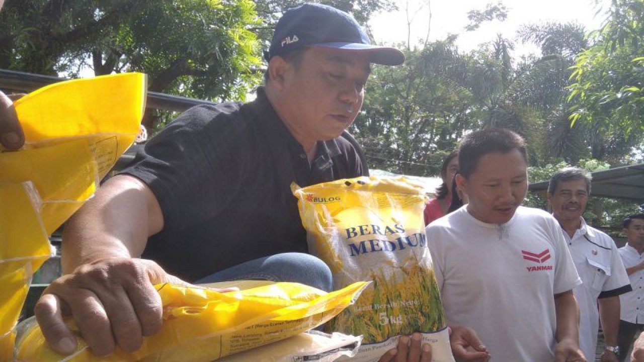 Penjualan beras medium kepada masyarakat di Kabupaten Kudus, Jawa Tengah. ANTARA/Akhmad Nazaruddin Lathif