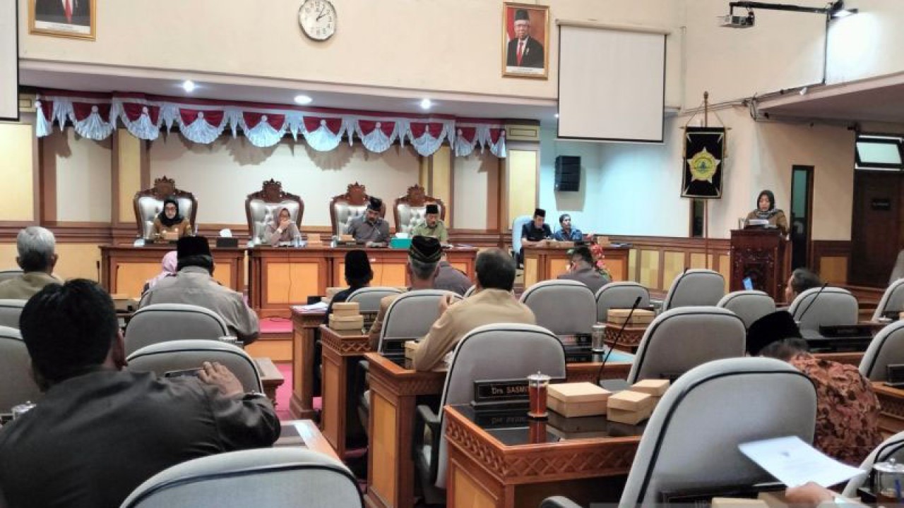 Anggota DPRD Kulon Progo Ida Ristanti membacakan Pendapat Badan Anggaran terhadap Raperda Kabupaten Kulon Progo tentang Perubahan APBD Tahun Anggaran 2023 dalam Rapat Paripurna DPRD. (ANTARA/Sutarmi)