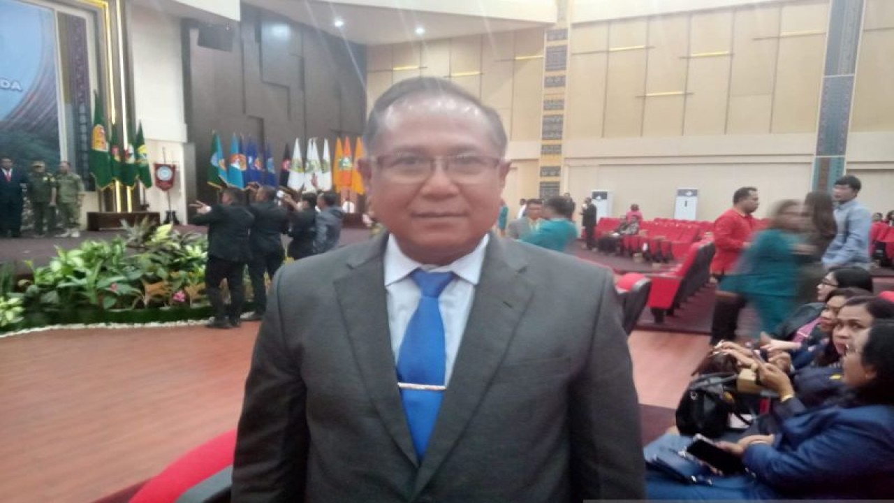 Kepala Dinas Pemadaman Kebakaran Kota Kupang, Provinsi Nusa Tenggara Timur Mesakh R Bailen (ANTARA/Benny Jahang)