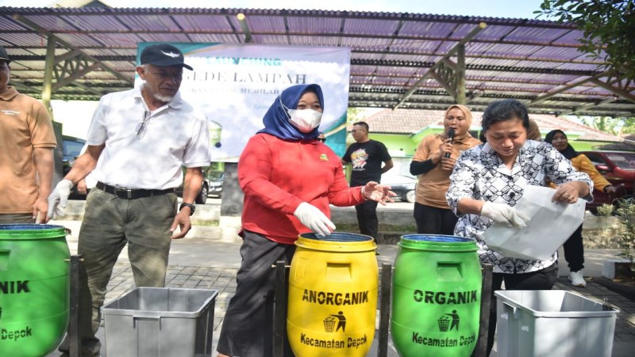 Bupati Sleman Kustini Sri Purnomo meluncurkan program Gerakan Depok Memilah Sampah (Gede Lampah) di Kantor Kapanewon Depok, Jumat (11/8/2023). ANTARA/HO-Bagian Prokopim Setda Sleman