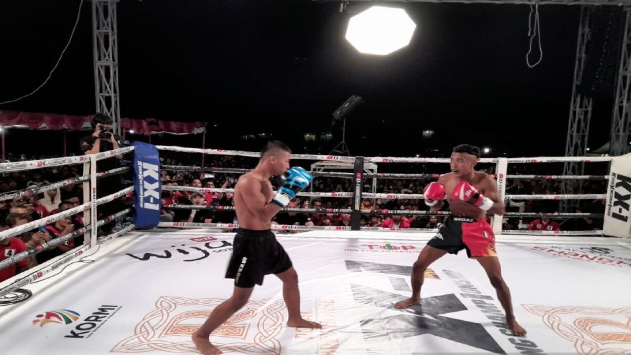 Atlet kick boxing M Rizki Nurohman (kanan) saat berhadapan dengan Andika Nainggolan (kiri) dalam ajang KX-1 Kickboxing Championships series sembilan kelas 48 Kg yang berlangsung di Lapangan Garuda, Bantarkawung, Brebes, Jawa Tengah, Sabtu (19/8/2023). (ANTARA/FAJAR SATRIYO)