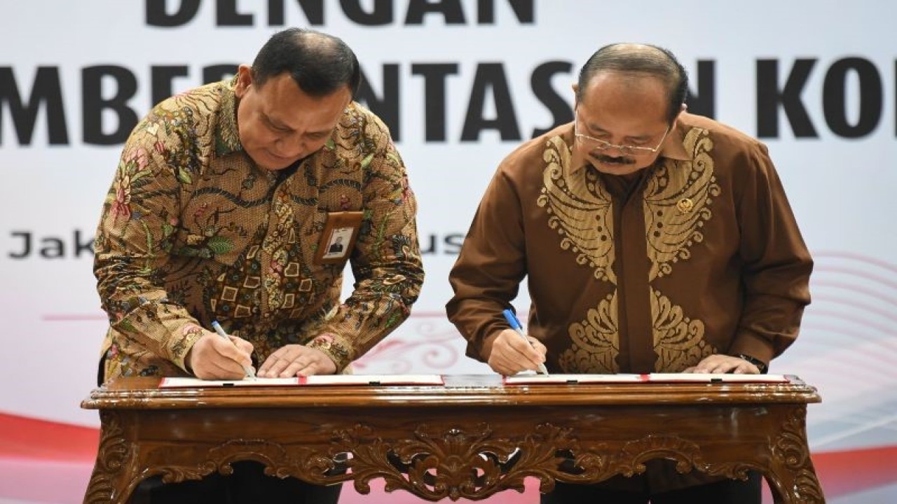 Ketua KY Amzulian Rifai (kanan) dan Ketua KPK Firli Bahuri (kiri) menandatangani nota kesepahaman di Gedung KY, Jakarta, Kamis (24/8/2023). (ANTARA FOTO/Aditya Pradana Putra/foc)