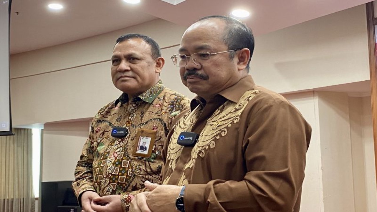 Ketua Komisi Yudisial (KY) Amzulian Rifai (kanan) dan Ketua Komisi Pemberantasan Korupsi (KPK) Firli Bahuri (kiri) menjawab pertanyaan awak media usai agenda penandatanganan nota kesepahaman KY dengan KPK di Auditorium Gedung KY, Jakarta, Kamis (24/8/2023). (ANTARA/Fath Putra Mulya)