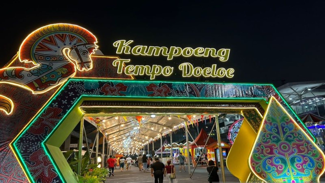 Suasana lalu lalang pengunjung di festival "Kampoeng Tempo Doeloe" di La Piazza Summarecon Mall Kelapa Gading, Jakarta, Jumat (4/8/2023). (ANTARA/Vinny Shoffa Salma)