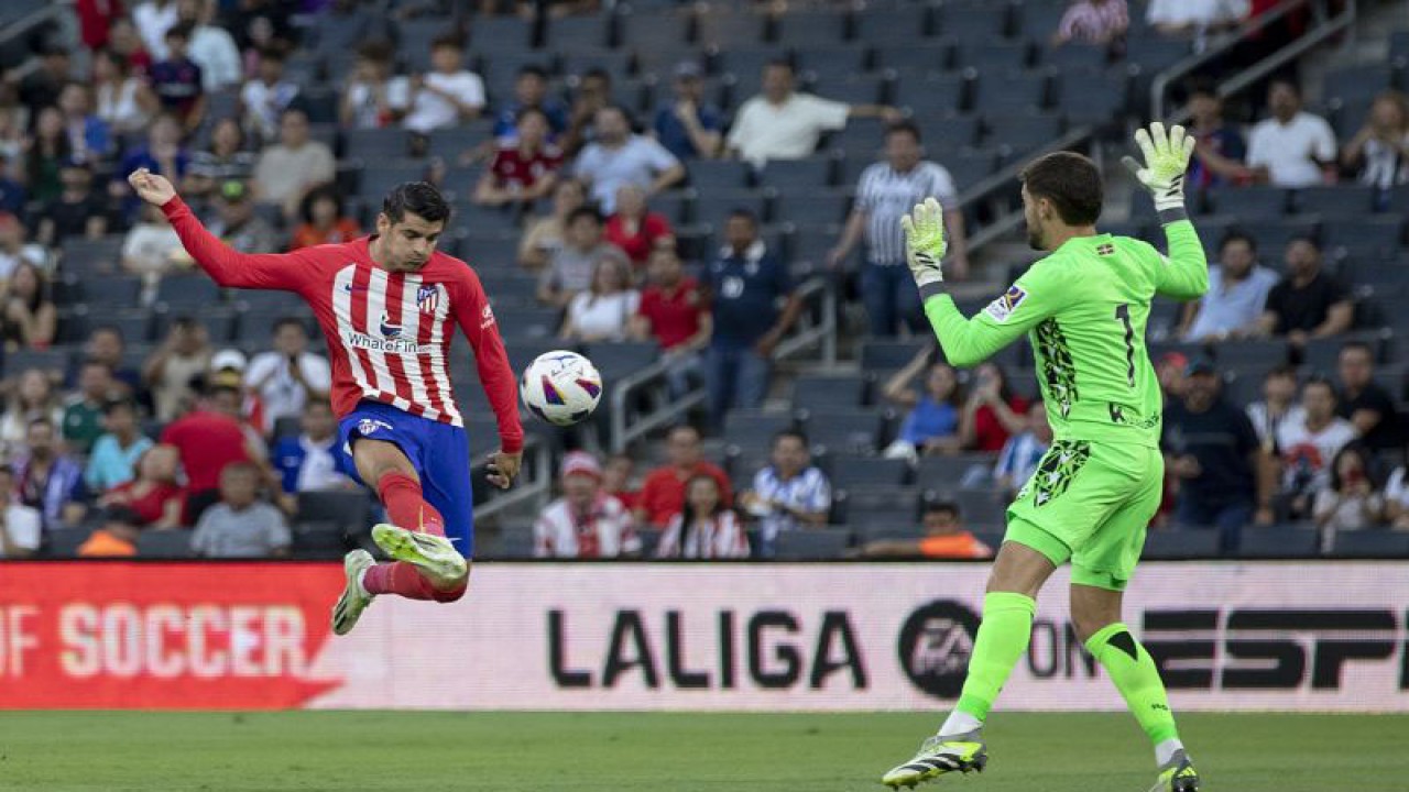 Alvaro Morata (kiri) dari Atletico de Madrid berebut bola dengan kiper Alejandro Remiro (kanan) dari Real Sociedad pada pertandingan Laliga Summer Tour di stadion BBVA Bancomer di Monterrey, Meksiko, 2 Agustus 2023. (ANTARA/AFP/JULIO CESAR AGUILAR)