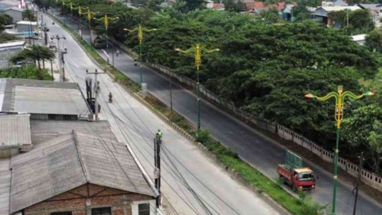 Fasilitas lampu penerangan jalan umum di sepanjang ruas Jalan Inspeksi Kalimalang, Desa Pasir Sari, Kecamatan Cikarang Selatan, Kabupaten Bekasi, Jawa Barat. ANTARA/Pradita Kurniawan Syah)