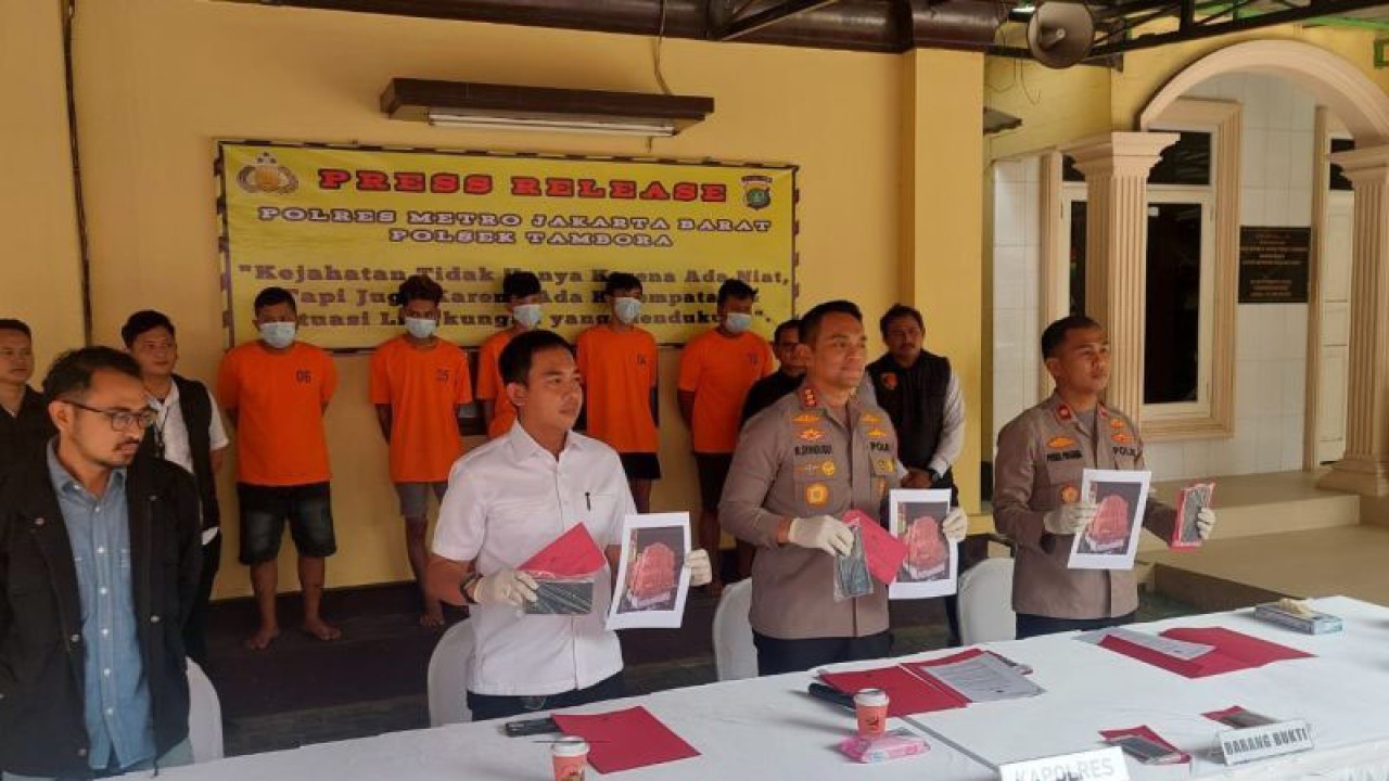 Polsek Tambora menggelar jumpa pers terkait pengungkapan kasus pencurian motor oleh komplotan asal Lampung, di Jakarta Barat, Senin (7/8/2023). ANTARA/Risky Syukur