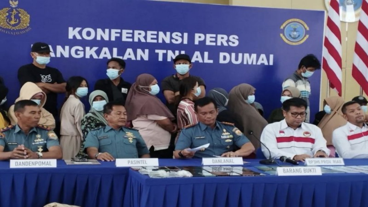 Danlanal Dumai Kolonel Laut (P) Kariady Bangun dan Kepala BP3MI Riau Fanny Wahyu Kurniawan memberi Keterangan pers terkait dengan pencegahan 31 calon PMI di Dumai, Provinsi Riau, Selasa (22/8/2023). ANTARA/Abdul Razak