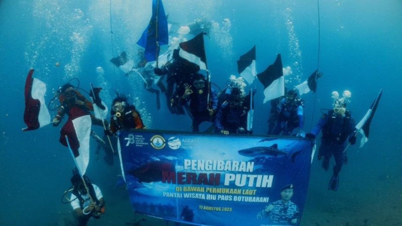 Suasana pengibaran bendera di dalam laut digelar di kawasan pantai wisata Hiu Paus Botubarani, Kecamatan Kabila Bone, Kabupaten Bone Bolango. (ANTARA/HO-Wawahea Gorontalo Comunity)