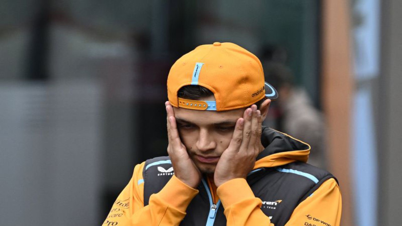 Pembalap McLaren Lando Norris berjalan di paddock jelang Grand Prix Belgia di Sirkuit Spa-Francorchamps pada 30 Juli 2023. (ANTARA/AFP/JOHN THYS)