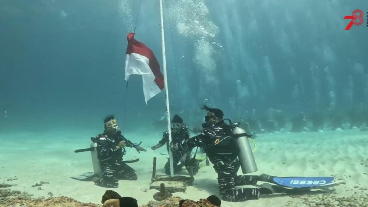 Suasana pengibaran bendera Merah Putih di perairan Base-G, Kota Jayapura, Papua, Rabu (16/8/2023). ANTARA/HO-Humas Lantamal X Jayapura