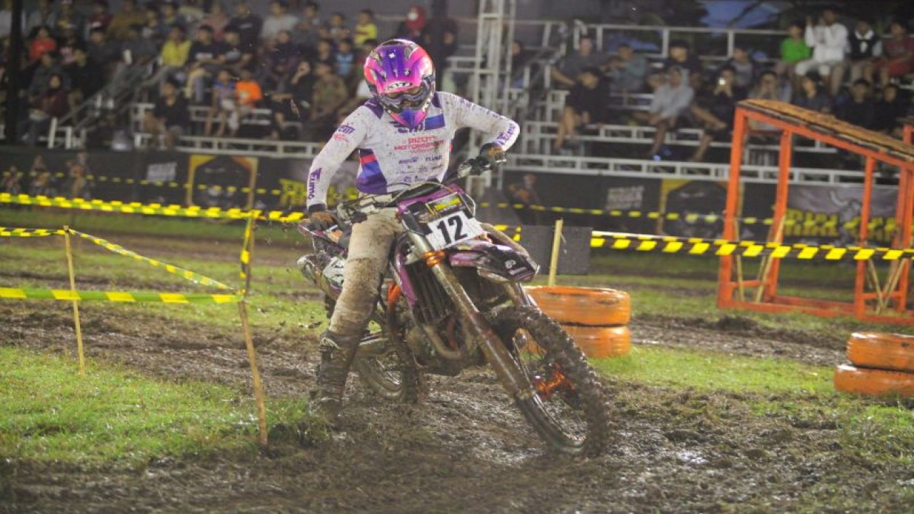 Crosser Indonesia Lantian Juan berlatih jelang Trial Game Dirt 2023 seri keempat yang akan digelar pada 11-12 Agustus di Sirkuit Lapangan Sedan Bagongan, Magelang, Jawa Tengah. (ANTARA/HO)