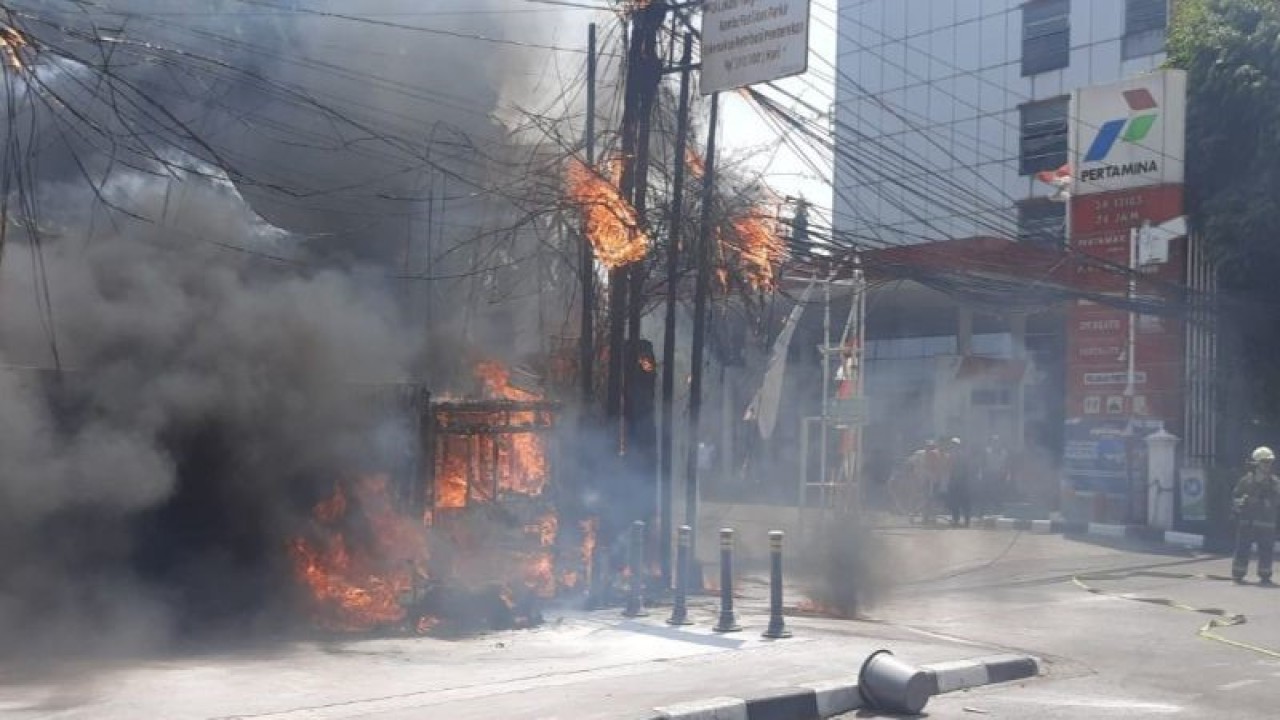 Petugas Sudin Gulkarmat Jakarta Timur tengah memadamkan api di lapak tambal ban dan motor di Jalan Raya Matraman, Kelurahan Kebon Manggis, Kecamatan Matraman, Jakarta Timur, Rabu (30/8/2023). ANTARA/HO-Sudin Gulkarmat Jakarta Timur