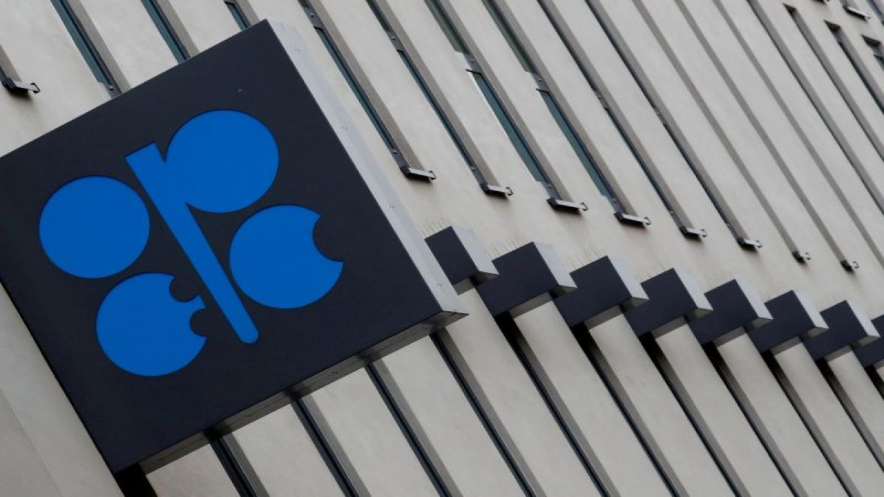 Foto Dokumen: Logo Organisasi Negara-negara Pengekspor Minyak (OPEC) berada di luar kantor pusatnya menjelang pertemuan OPEC dan NON-OPEC, Austria 6 Desember 2019. ANTARA/REUTERS/Leonhard Foeger