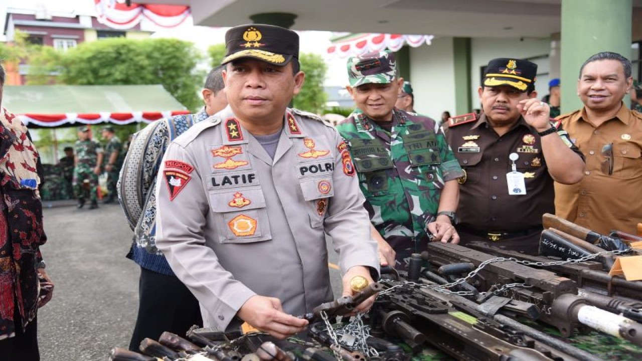 Kapolda Maluku Irjen Pol. Lotharia Latif saat menghadiri pemusnahan Senpi ilegal, di Markas Kodam XVI/Pattimura, Ambon, Senin (7/8/2023). ANTARA/Winda Herman.