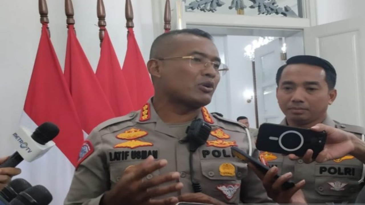 Dirlantas Polda Metro Jaya Kombes Pol Latif Usman saat diwawancarai di Balaikota Jakarta Pusat, Rabu (23/8/2023). ANTARA/Siti Nurhaliza