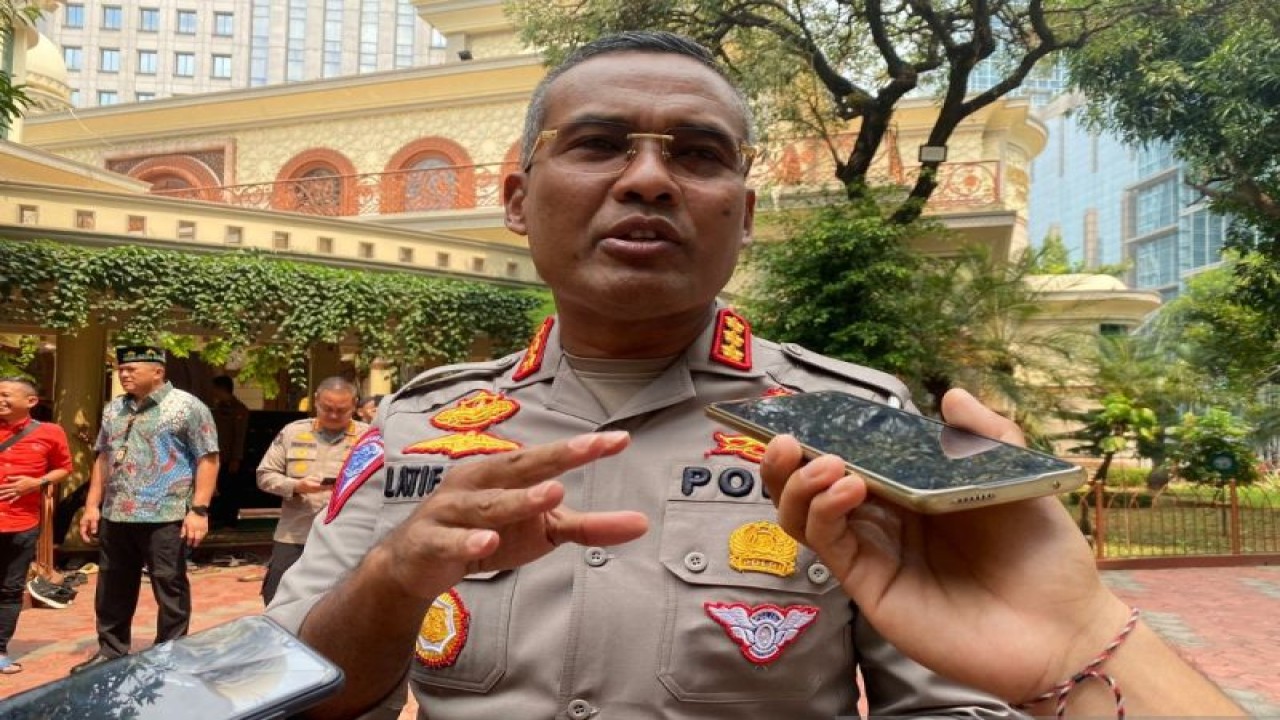 Dirlantas Polda Metro Jaya Kombes Pol Latif Usman saat diwawancarai di Jakarta, Jumat (11/8/2023). ANTARA/Ilham Kausar