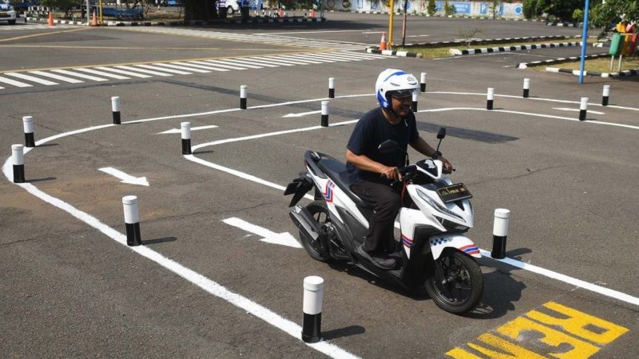 Warga mengendarai sepeda motor saat uji coba kurikulum baru ujian praktik SIM di Satpas Polda Metro Jaya, Jalan Daan Mogot, Jakarta, Jumat (4/8/2023). ANTARA FOTO/Aditya Pradana Putra/aww.
