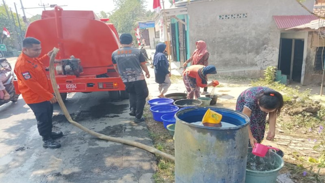 Masyarakat Kecamatan Warunggunung, Kabupaten Lebak, Banten menerima bantuan air bersih dari BPBD untuk mengatasi krisis air akibat kemarau di daerah setempat. ANTARA/Mansur