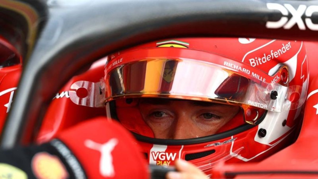 Pembalap Ferrari Charles Leclerc bersiap saat sesi kualifikasi balapan F1 GP Hungaria di sirkuit Hungaroring, Budapest, Hungaria (21/7/2023). ANTARA FOTO/REUTERS/Bernadett Szabo/aww.