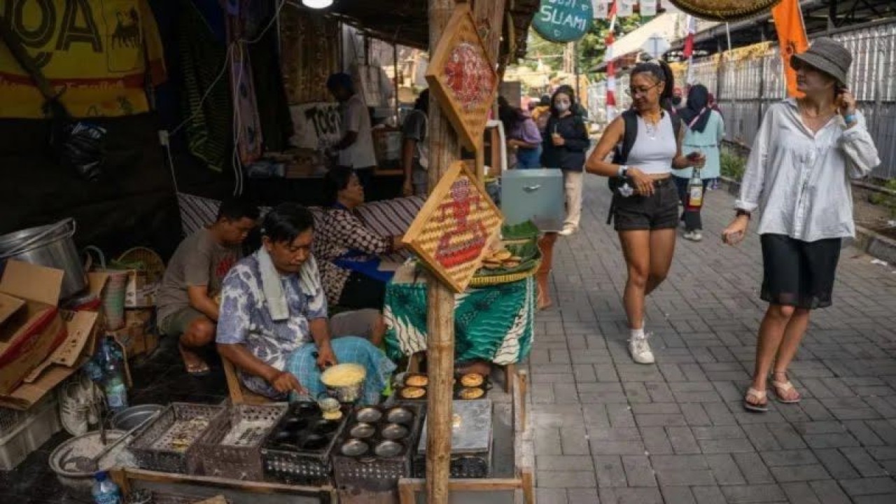 Pasar kangen 2023. Pengunjung mengamat kuliner yang dijajakan saat Pasar Kangen 2023 bertajuk Gandeng Gendong di Halaman Taman Budaya Yogyakarta, Senin (31/7/2023). (Dok ANTARA)