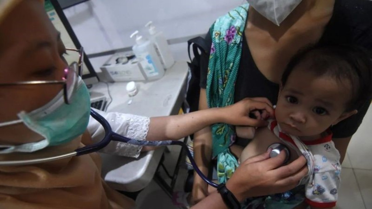 Dokter memeriksa kesehatan pasien bergejala Infeksi Saluran Pernapasan Akut (ISPA) di Puskesmas Kecamatan Mampang Prapatan, Jakarta Selatan, Jumat (11/8/2023). ANTARA FOTO/Indrianto Eko Suwarso/nym.