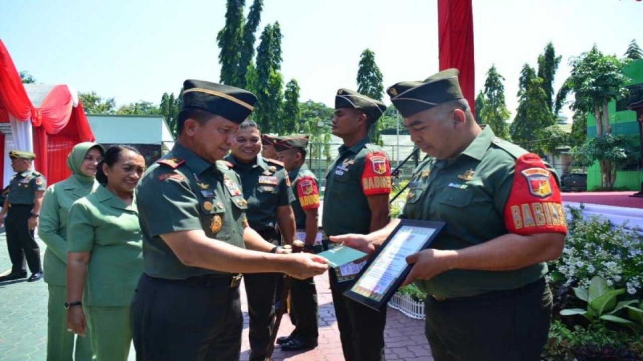 Pangdam XIII/Merdeka Mayjen TNI Legowo Jatmiko saat memberikan penghargaan kepada prajurit. ANTARA/HO-Pendam XIII (1)