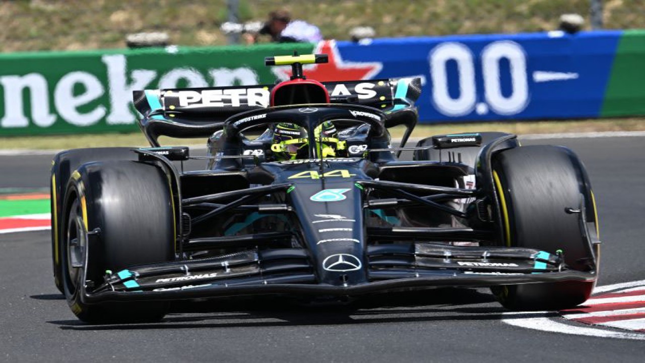 Pembalap Mercedes Lewis Hamilton di trek balap Hungaroring, Budapest, pada 22 Juli 2023 (Photo by Attila KISBENEDEK / AFP) (AFP/ATTILA KISBENEDEK)