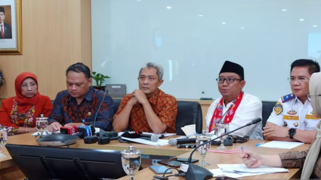 Kepala Dinas Perhubungan DKI Jakarta Syafrin Liputo (pojok kanan), Kepala Dinas Lingkungan Hidup DKI Asep Kuswanto, Dirjen PPKL KLHK Sigit Reliantoro, Plt Deputi Bidang Klimatologi BMKG Ardhasena Sopaheluwakan, Kepala Bidang Pencegahan dan Pengendalian Penyakit Dinkes DKI Jakarta Dwi Oktavia di Gedung Direktorat Jenderal Pengendalian Pencemaran dan Kerusakan Lingkungan, Jakarta Timur, Jumat (11/8/2023). ANTARA/Siti Nurhaliza
