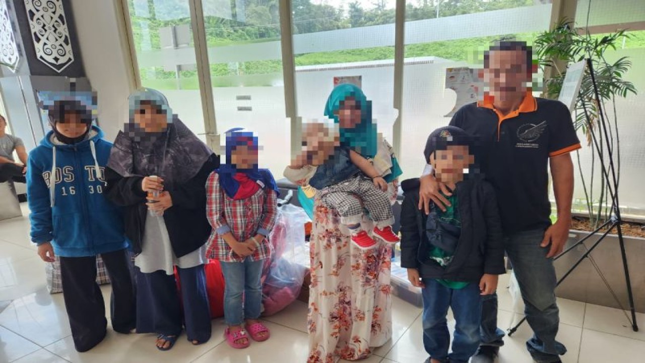 LIma anak-anak WNI beserta orang tuanya saat akan di pulangkan oleh Konsulat Jenderal RI (KJRI) Kuching (HO)