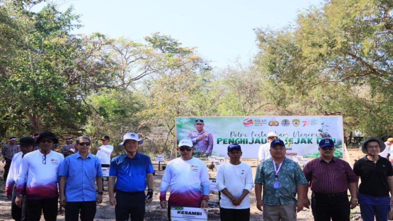 Kapolri Jenderal Polisi Listyo Sigit Prabowo bersama beberapa kepala delegasi Asean Ministerial Meeting On Transnasional Crime (AMMTC) ke-17 menanam pohon di Pulau Rinca, Manggarai Barat, NTT, Rabu (23/8/2023). (ANTARA/HO-Divisi Humas Polri)