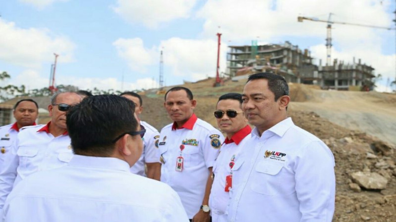 Kepala LKPP Hendrar Prihadi saat mengunjungi proses pekerjaan di IKN, Selasa, (8/8) (Antara / HO Tim Komunikasi OIKN)
