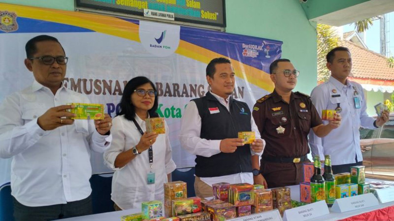 Loka POM Surakarta dengan jajaran terkait memperlihatkan sejumlah obat tradisional tanpa izin edar dan tidak memenuhi ketentuan di Kantor Loka POM Surakarta, Rabu (30/8/2023). ANTARA/Aris Wasita