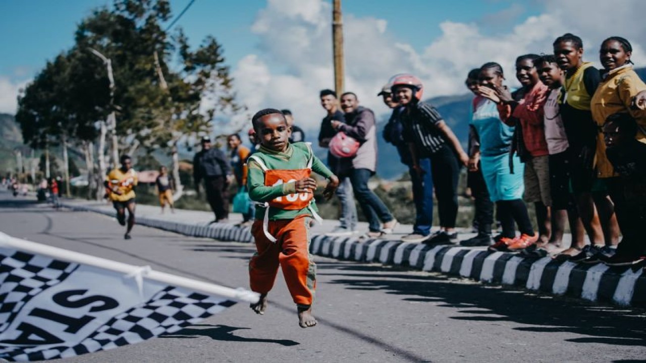 Seorang pelajar sekolah dasar saat mengikuti lomba lari maraton 5 kilometer di Kabupaten Puncak Jaya Papua Tengah, Selasa (8/8/2023). ANTARA/HO-Humas Pemkab Puncak Jaya.