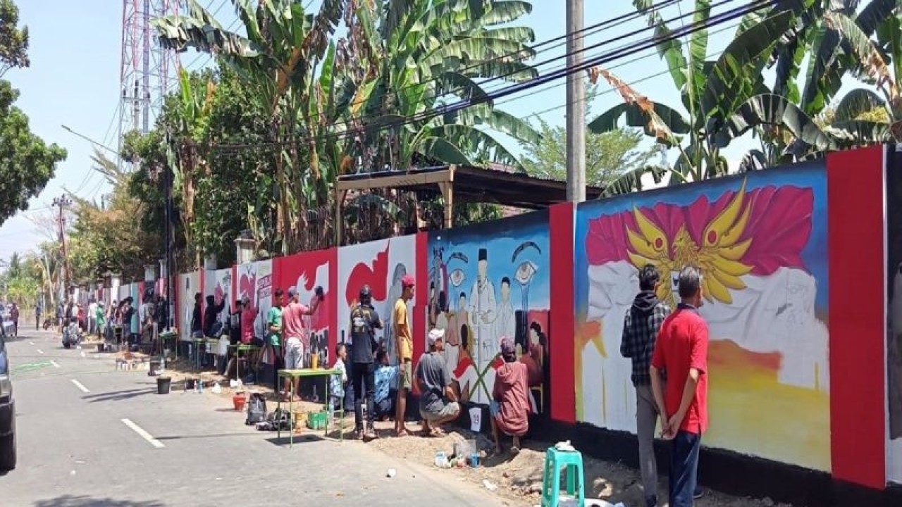 Suasana lomba membuat mural untuk menyambut HUT RI di Desa/Kecamatan Teras, Kabupaten Boyolali, Provinsi Jawa Tengah. (ANTARA/Bambang Dwi Marwoto)