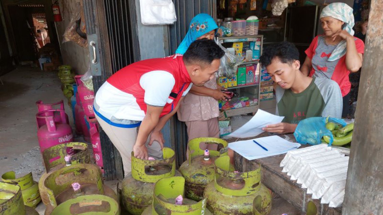 Pertamina melakukan pengawasan distribusi elpiji bersubsidi 3 kilogram untuk wilayah Provinsi Bengkulu. (ANTARA/Boyke Ledy Watra)