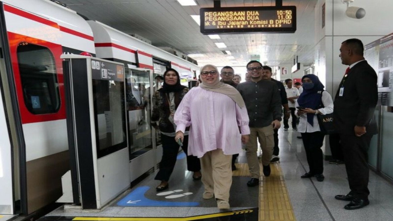 Komisi B DPRD DKI Jakarta meninjau Lintas Raya Terpadu (LRT) Fase 1B Velodrome-Manggarai, Jakarta, Kamis (3/8/2023). ANTARA/HO-DPRD DKI Jakarta