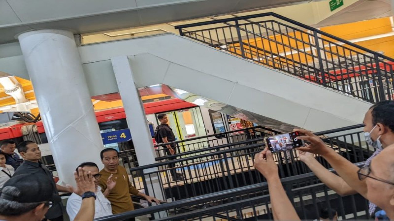 Presiden Joko Widodo (Jokowi) kembali menjajal menaiki kereta ringan atau Light Rail Transit (LRT) Jabodebek dari Stasiun Harjamukti, Cibubur, Depok, Jawa Barat, Kamis (3/8/2023). (ANTARA/Indra Arief Pribadi)