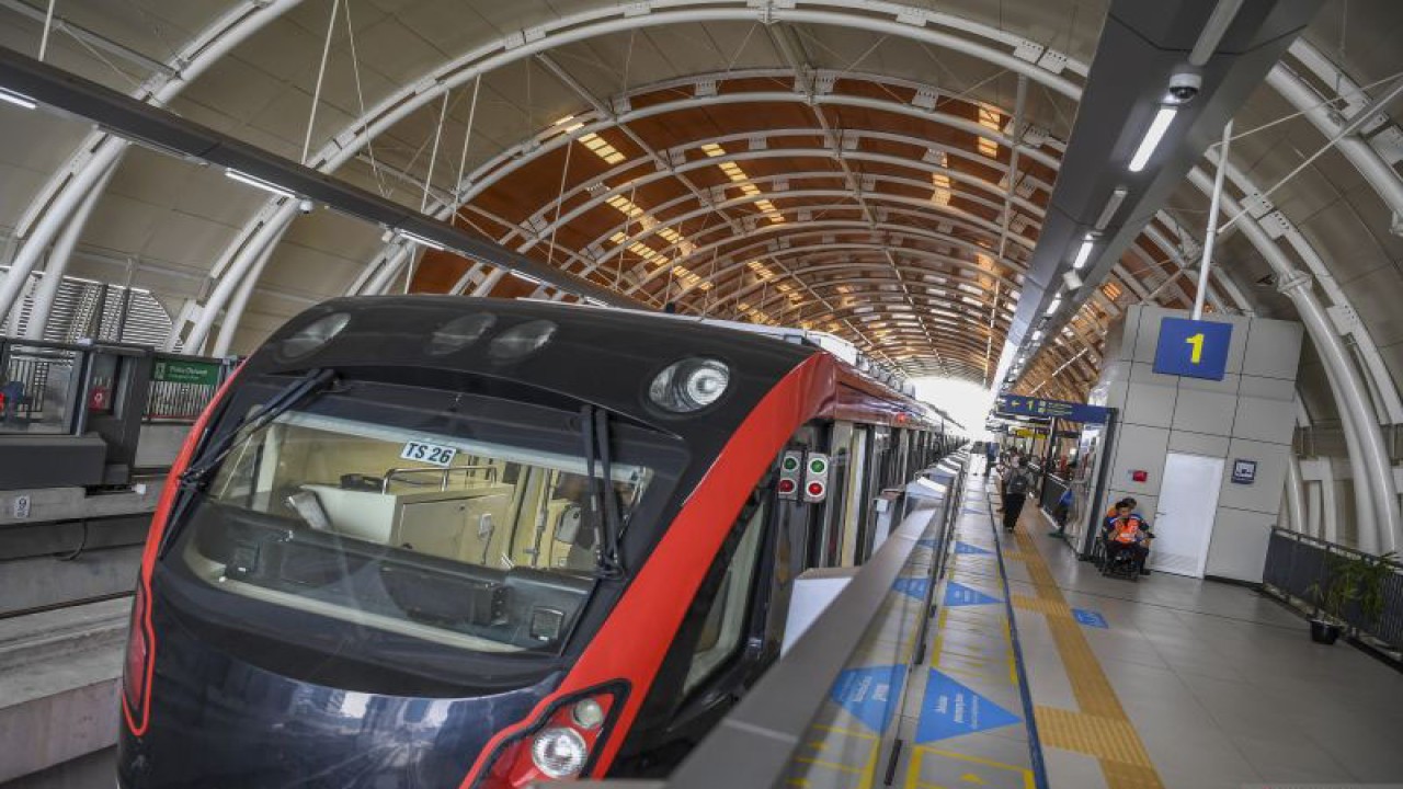 Kereta ringan atau Light Rail Transit (LRT) terparkir di Stasiun LRT Dukuh Atas, Jakarta, Rabu (28/6/2023). ANTARA FOTO/Galih Pradipta/aww (ANTARA FOTO/GALIH PRADIPTA)
