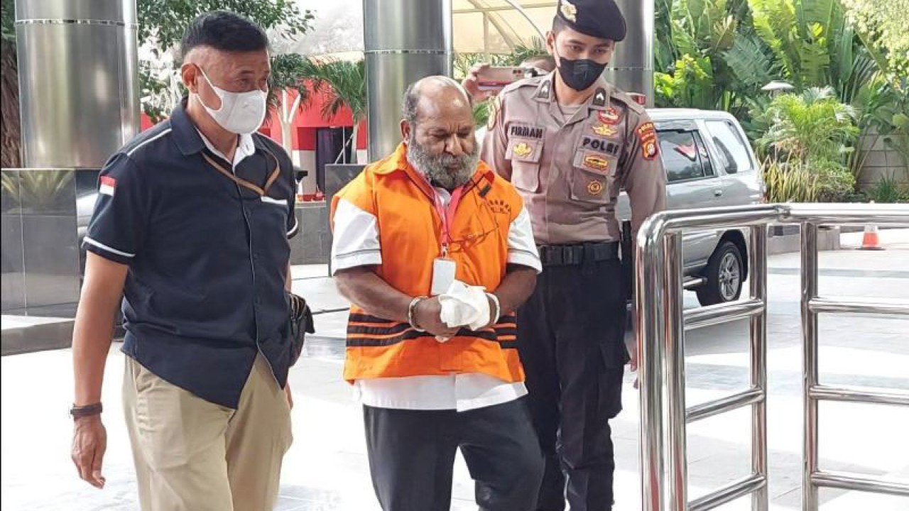 Dokumentasi - Gubernur Papua nonaktif Lukas Enembe dikawal petugas menuju ruang pemeriksaan oleh penyidik di Gedung Merah Putih KPK, Jakarta, Senin (10/4/2023). ANTARA/Fianda Sjofjan Rassat
