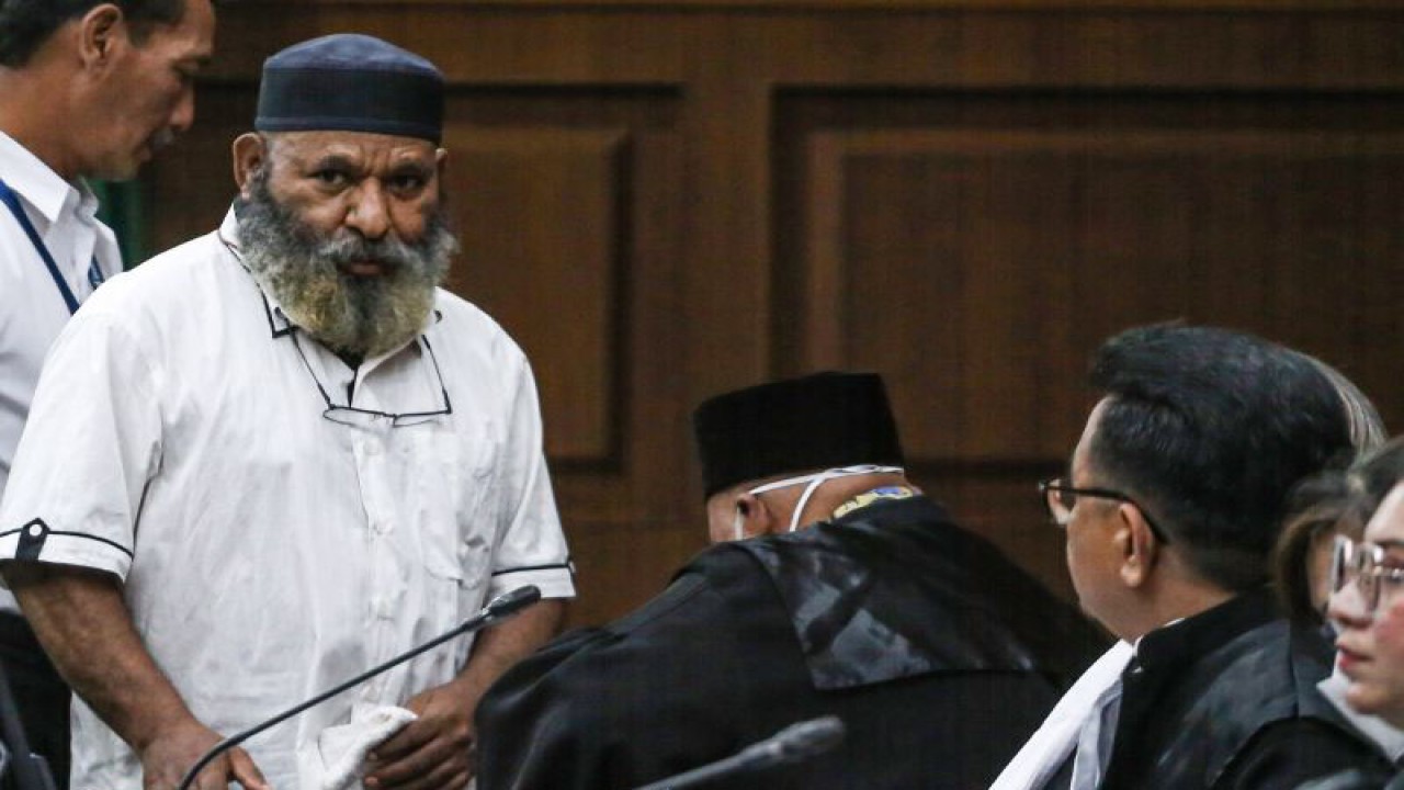 Terdakwa Gubernur nonaktif Papua Lukas Enembe (kiri) berbincang dengan kuasa hukumnya saat menjalani sidang lanjutan di Pengadilan Tipikor, Jakarta, Senin (7/8/2023). ANTARA FOTO/Asprilla Dwi Adha/Spt. (ANTARA FOTO/ASPRILLA DWI ADHA)