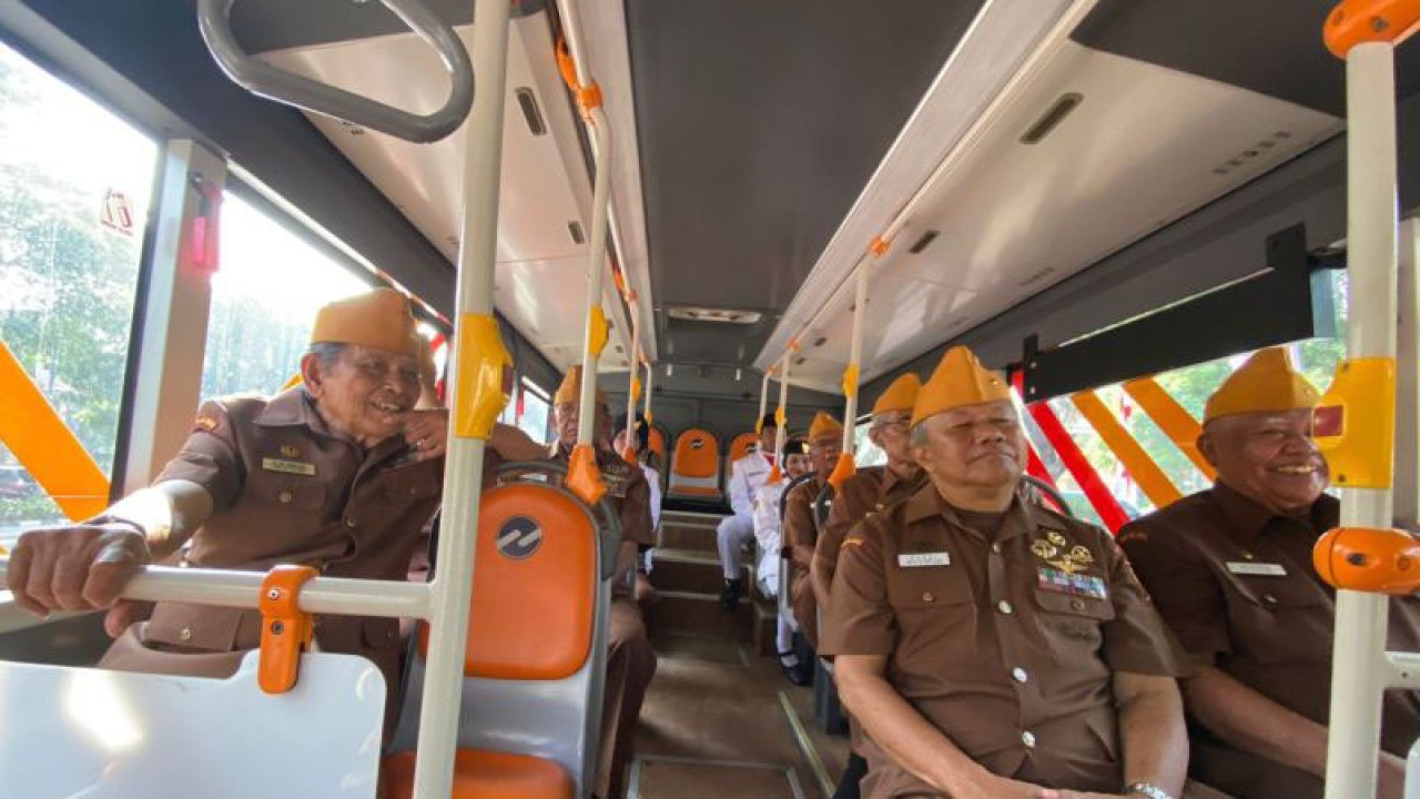 Anggota Legiun Veteran Republik Indonesia (LVRI) berkeliling Ibu Kota menggunakan TransJakarta, Jakarta, Kamis (10/8/2023). ANTARA/Luthfia Miranda Putri
